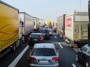 時間外労働の上限規制はチャンス？2024年問題で変わる物流業界の未来